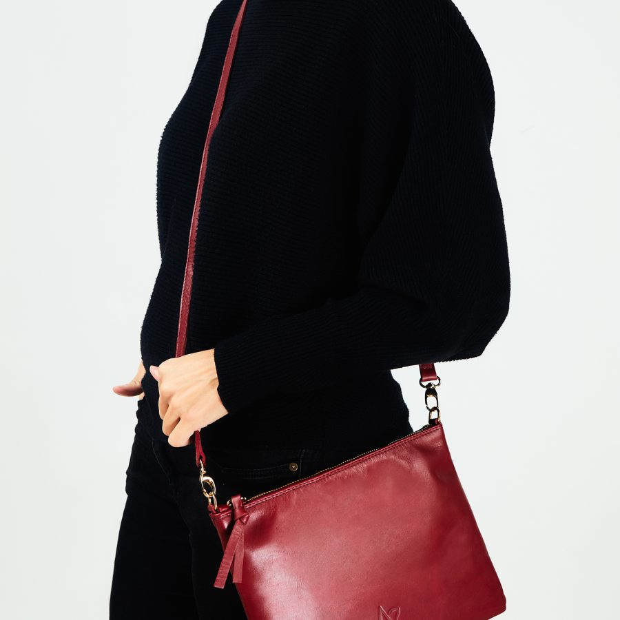 Imagen del bolso de piel azala clutch burgundy colgado