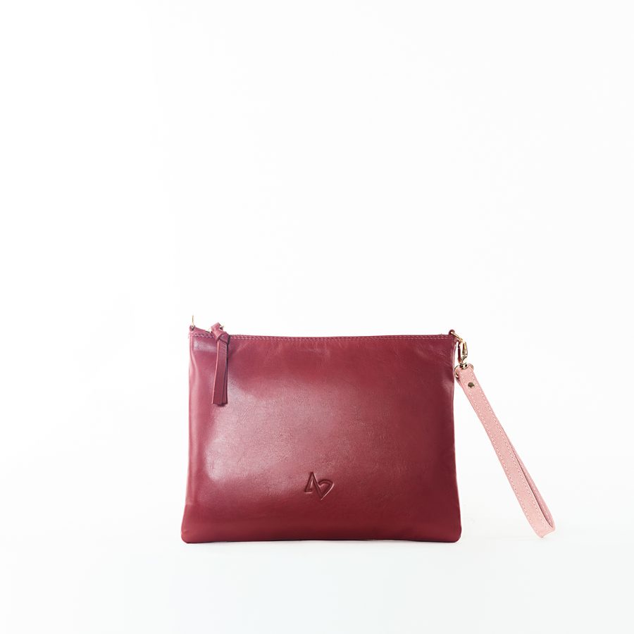 Imagen frontal del bolso de piel clutch azala