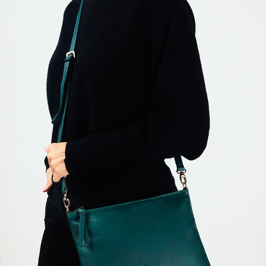 Imagen del bolso de piel azala clutch verde colgado