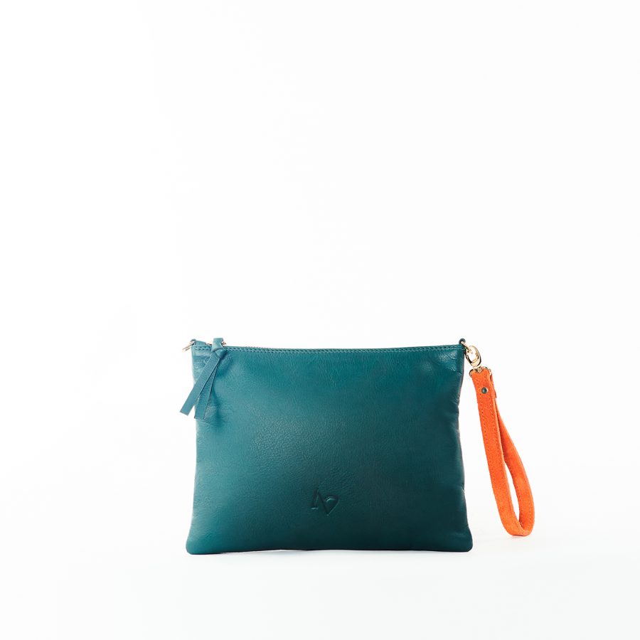 Imagen frontal del bolso de piel azala clutch verde