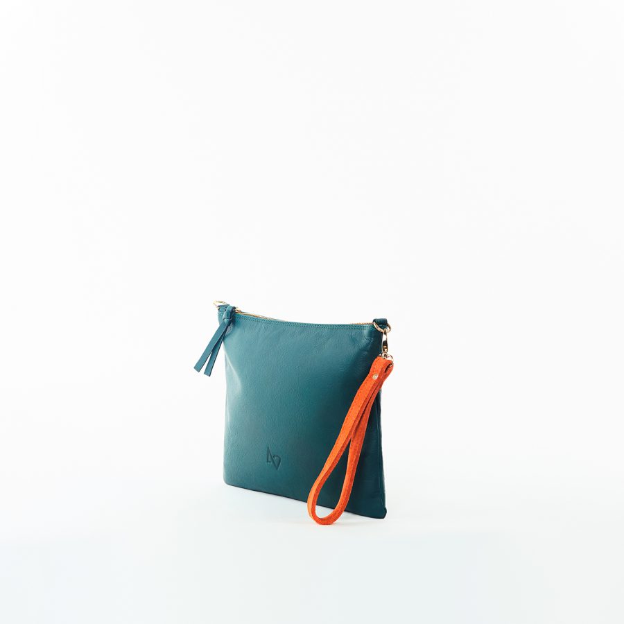 Imagen lateral del bolso de piel clutch azala verde